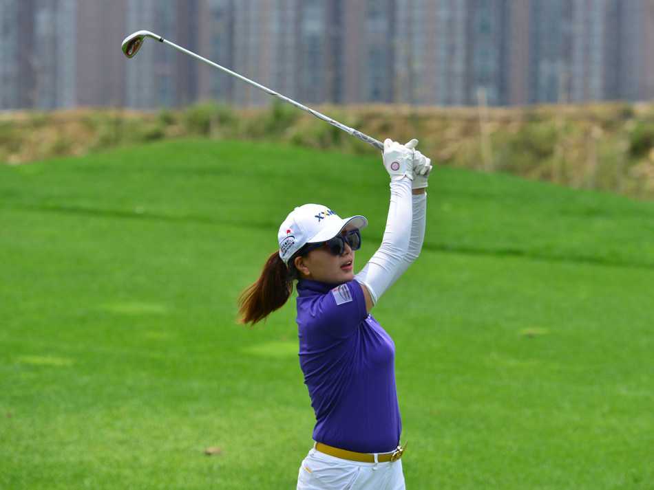 赛前集体大合影，所有参与者统一着装，展现团队精神与赛事规模