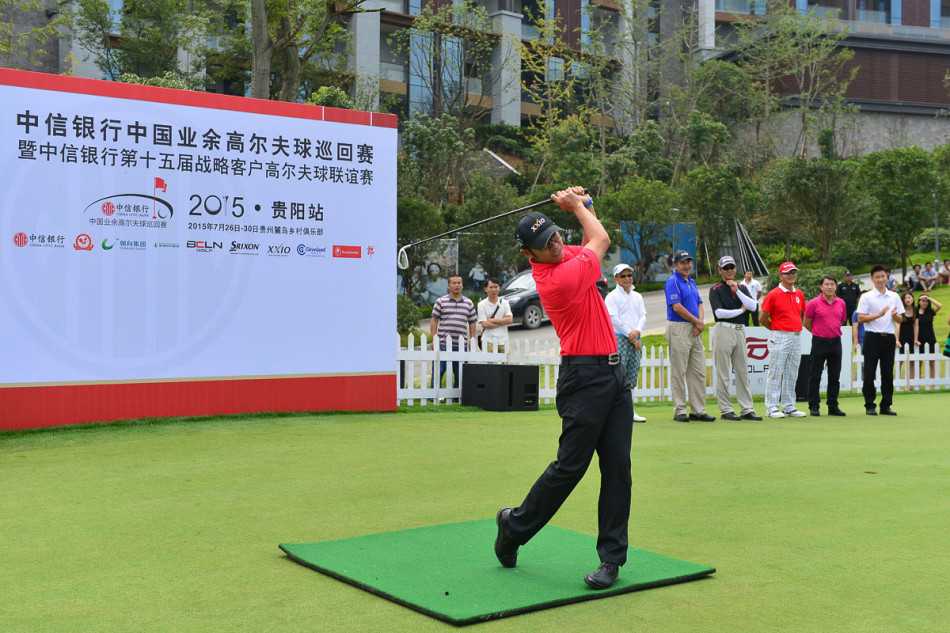 颁奖时刻荣耀共享，获奖者与同伴共同展示奖杯与喜悦