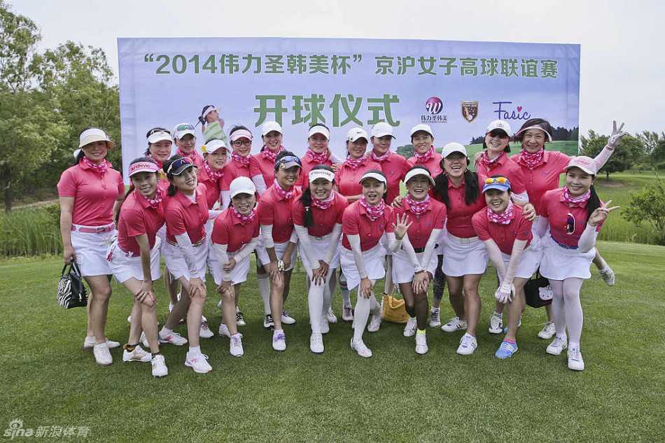 球员大力开球瞬间，身体充分扭转，力量完美释放，白色小球划破长空飞向球道远处。