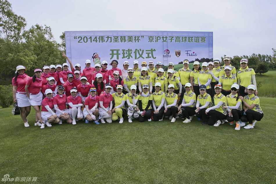 球员与球童在球道中仔细观察小球落点，低头商讨下一杆进攻果岭的最佳策略。