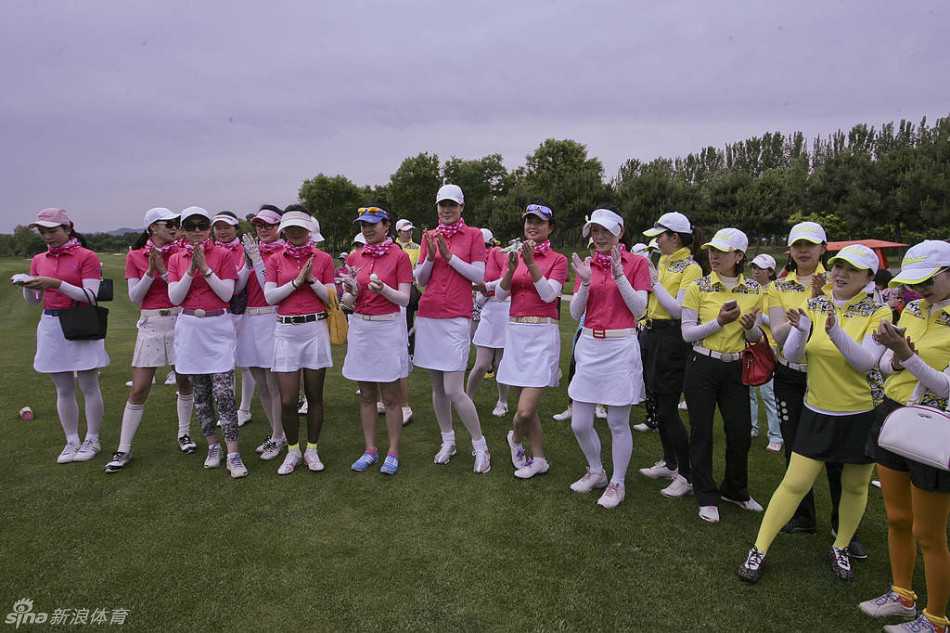 获胜后球员激动地挥拳庆祝，尽情释放压力，身后是见证胜利的果岭与欢呼的观众。