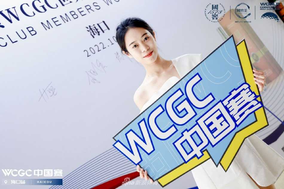 获奖球员手持奖杯与鲜花在颁奖台上绽放自豪笑容，共享荣耀时刻