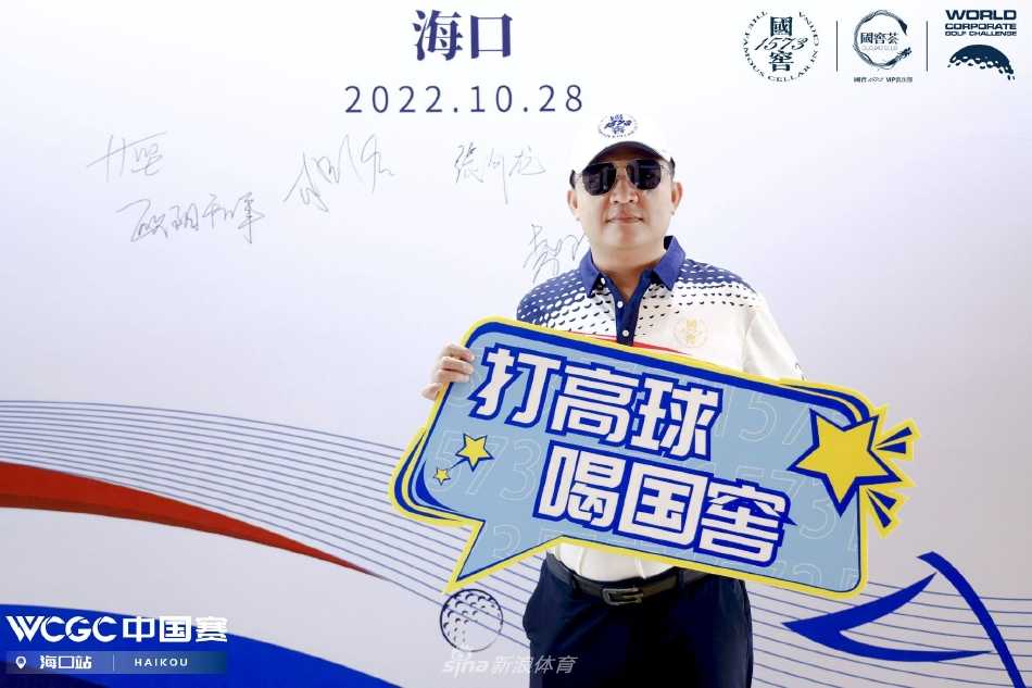 颁奖晚宴上嘉宾齐聚，举杯相庆，琥珀美酒映照出欢声笑语