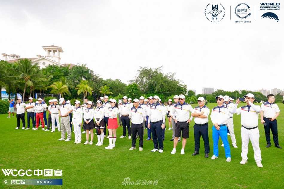 选手在夕阳下的果岭边专注推杆，身影被拉长，展现出高尔夫运动的静谧与专注