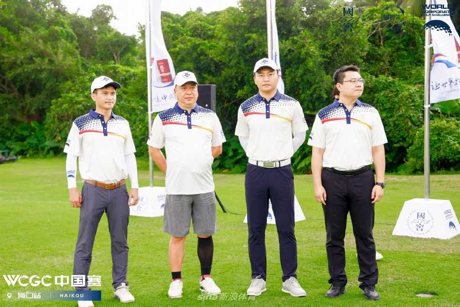 比赛结束后大合影，所有参赛嘉宾笑容洋溢，共同铭记这难忘的海口高尔夫之旅