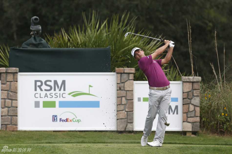 RSM精英赛的标志醒目地出现在赛场背景板上，旁边是联邦快递杯的标识，点明了这场高水平赛事所处的系列赛舞台。