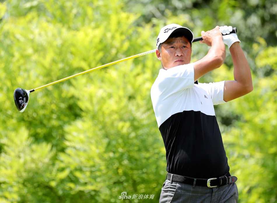 杨光明在成功推进关键一杆后，紧握右拳，目光如炬，释放出内心澎湃的胜利激情