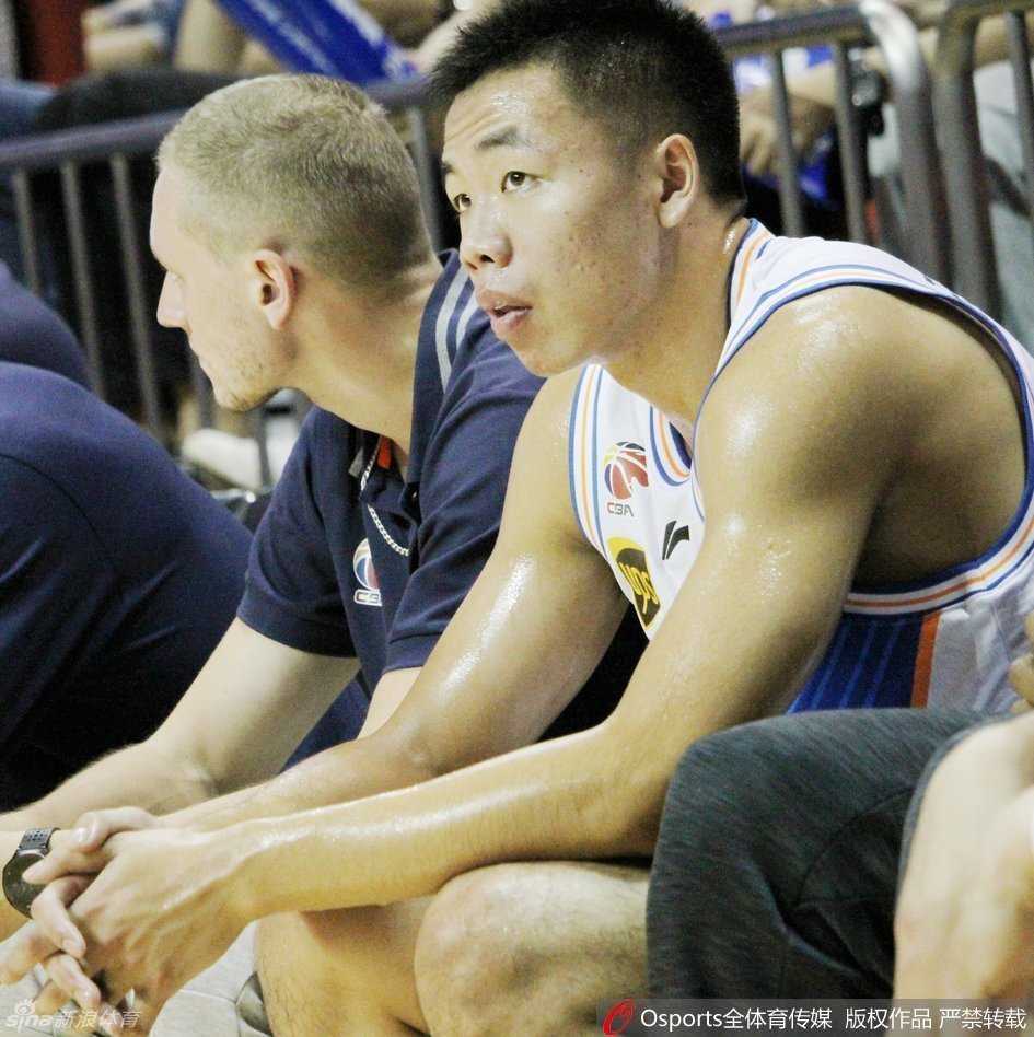 替补席上，身披战袍的唐子豪神情专注，随时准备听从教练的召唤登场亮相。