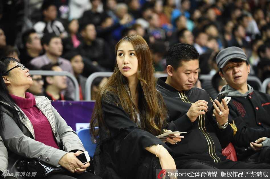 翟晓川的女友杨思雨以一身黑丝造型惊艳亮相，修长美腿格外抢镜，妩媚动人的气质成为看台焦点。