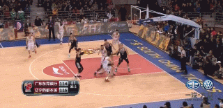 郭艾伦情绪激动地拉住裁判的手臂，试图阻止裁判的判罚手势，他的表情充满了焦急与不解，队友们则在一旁关注着事态发展。