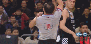 辽宁队主帅郭士强情绪异常激动，他挥舞着双臂，对着裁判大声申诉，对韩德君被吹罚第五次犯规以及随后的球权判罚表示极度不满。