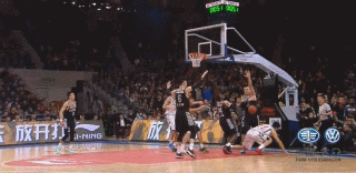 郭士强指导因不满判罚而情绪失控，他冲向场地中央，身后的教练组成员和队员试图将他拉回，以免事态进一步升级。