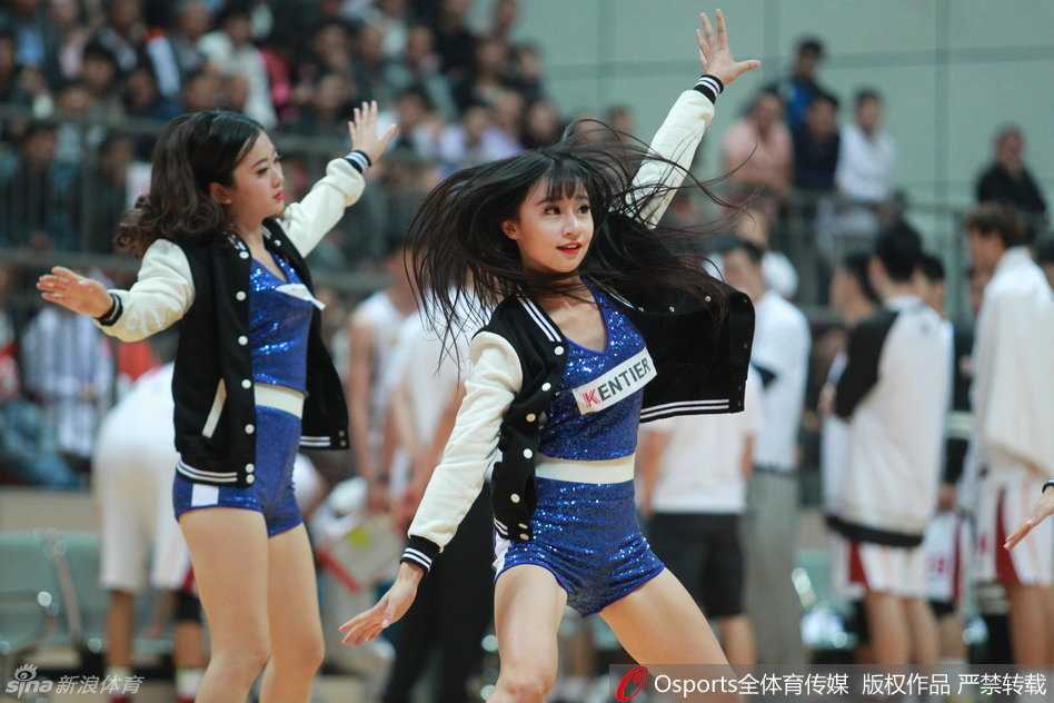 CBA篮球宝贝们活力开场，她们身着闪耀华丽服装，随着动感节奏整齐舞动，瞬间点燃全场激情