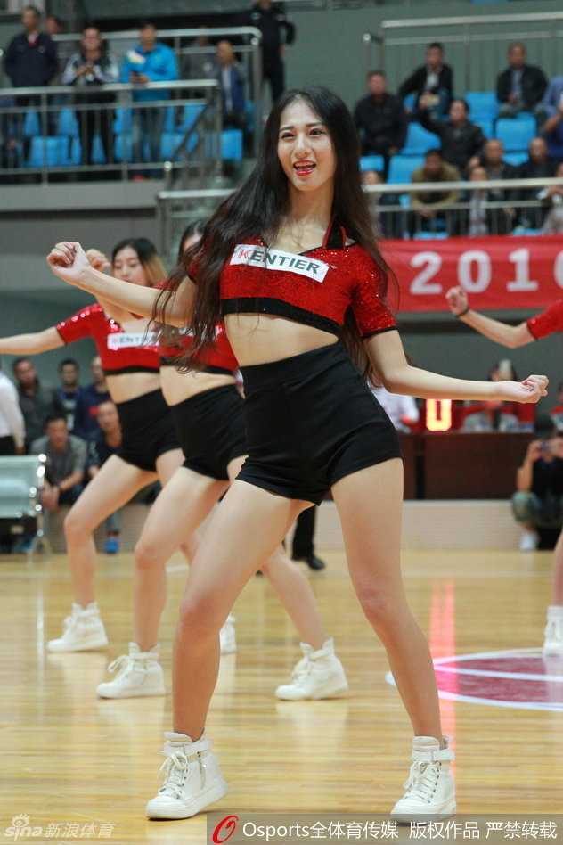 在节奏感十足的音乐中，啦啦队员们活力出场，高难度托举动作展现完美默契，引爆赛场气氛