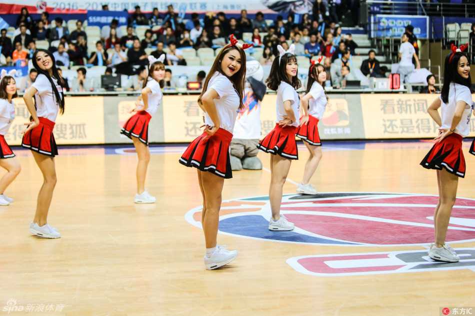 女孩们摆出俏皮的集体造型，侧身站立展现出优美的身体线条，仿佛一组跃动的音符