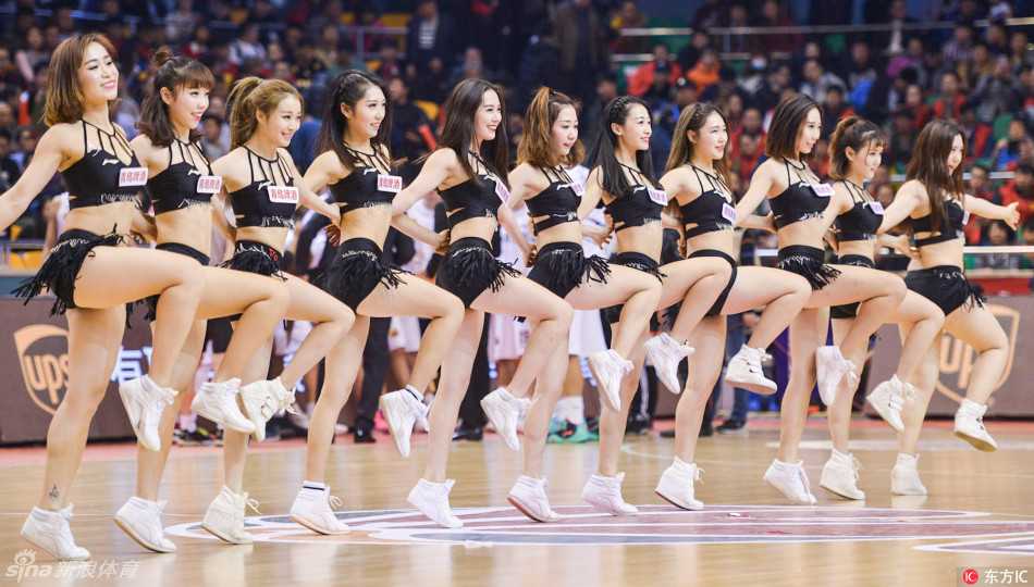 宝贝们集体摆出高难度的托举造型，底座的队员稳稳地支撑着上方的同伴，所有人脸上都洋溢着自信的笑容，展现了团队间的绝对信任与默契配合。