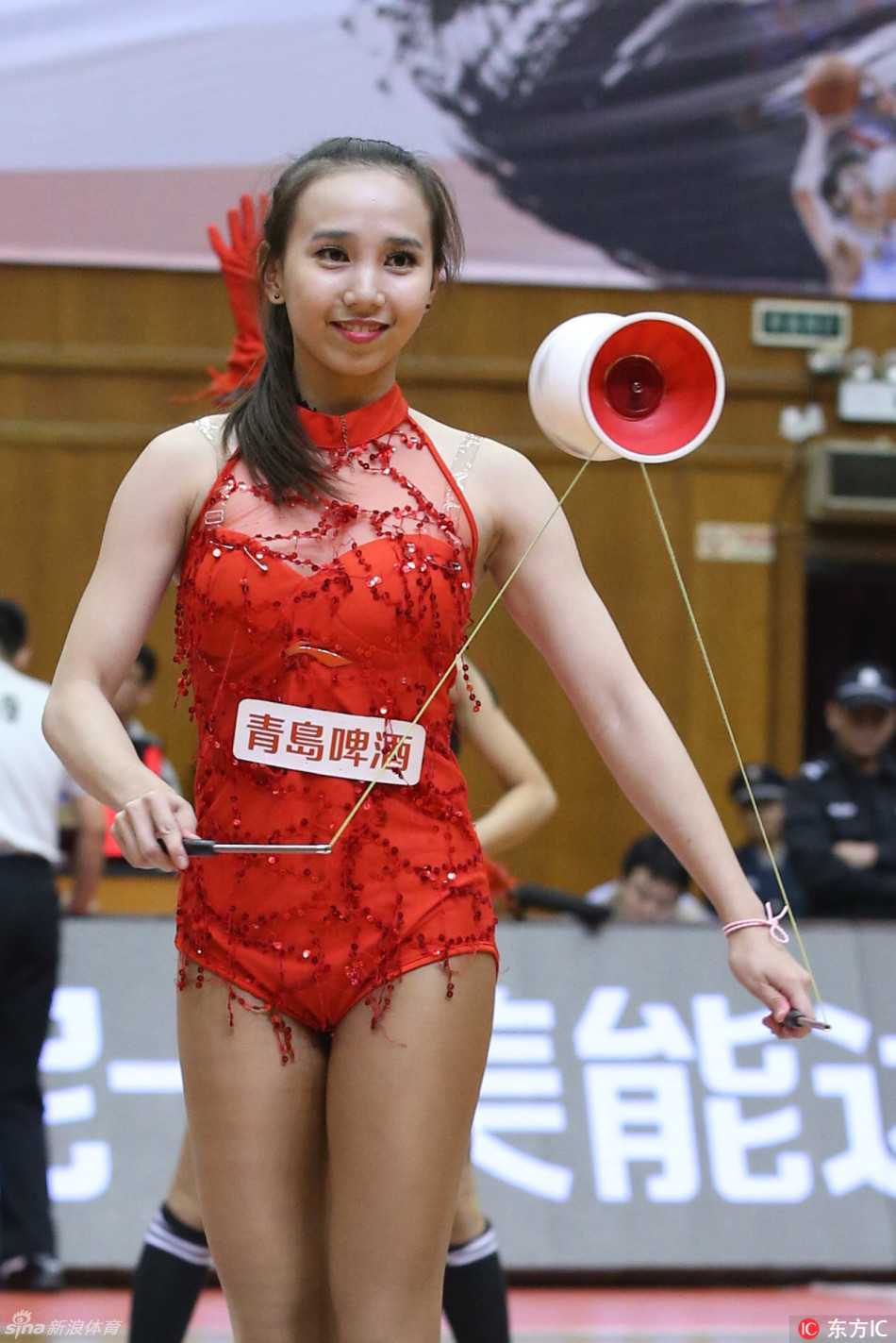 表演结束后，宝贝们站成一排向观众致意，她们手中挥舞着纪念品，脸上挂满汗珠却依然保持最迷人的微笑，这一刻，她们是整个球馆最闪耀的明星。