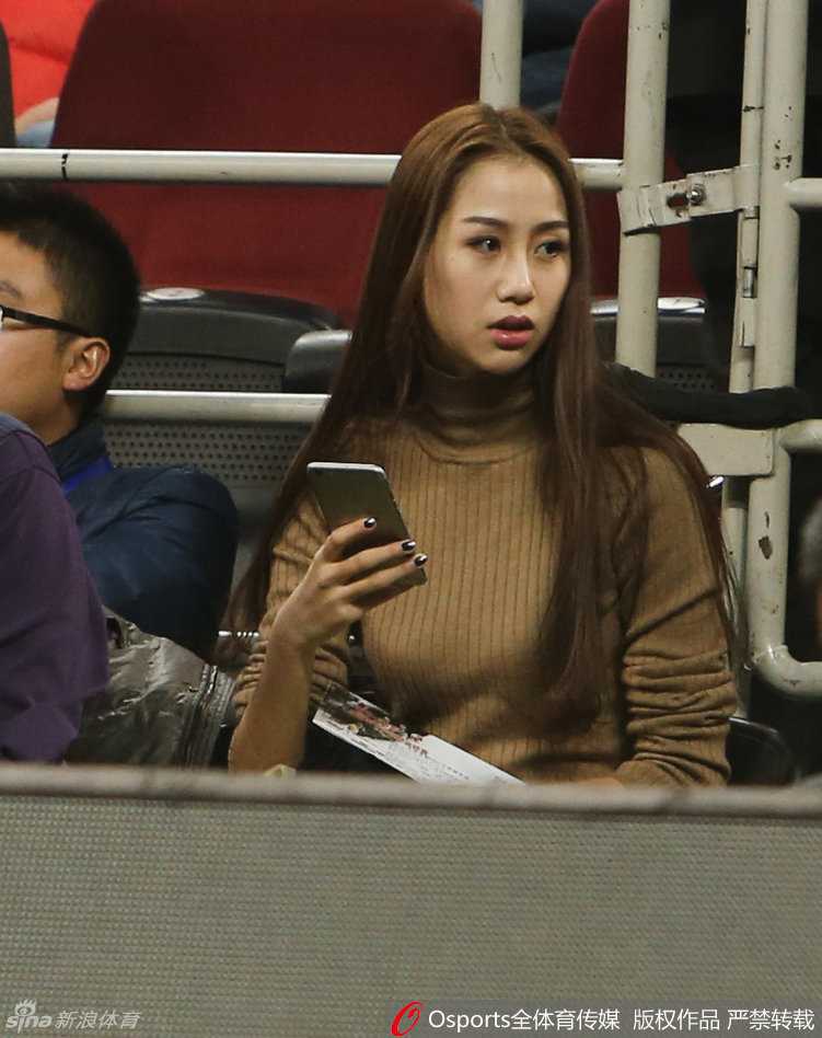 当孙悦在场上完成一次成功的防守后，陈露难掩内心的喜悦，嘴角扬起甜美的微笑，这抹笑容如同冬日里的阳光，成为了激烈比赛中最温柔的调剂。