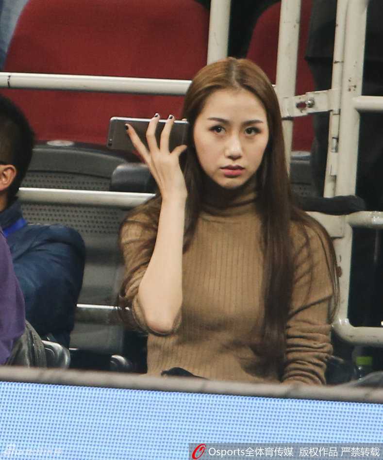 中场休息时，陈露与友人低声交谈，举手投足间尽显模特出身的优雅气质，她头上的‘北京’字样帽子，宣示着对这座城市和这支球队的绝对支持。