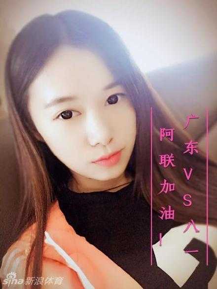 一位颜值爆表的广厦女球迷，手持特制标语，眉眼含笑地为心中的‘野兽’林志杰忘情助威，她是看台上最亮眼的色彩。