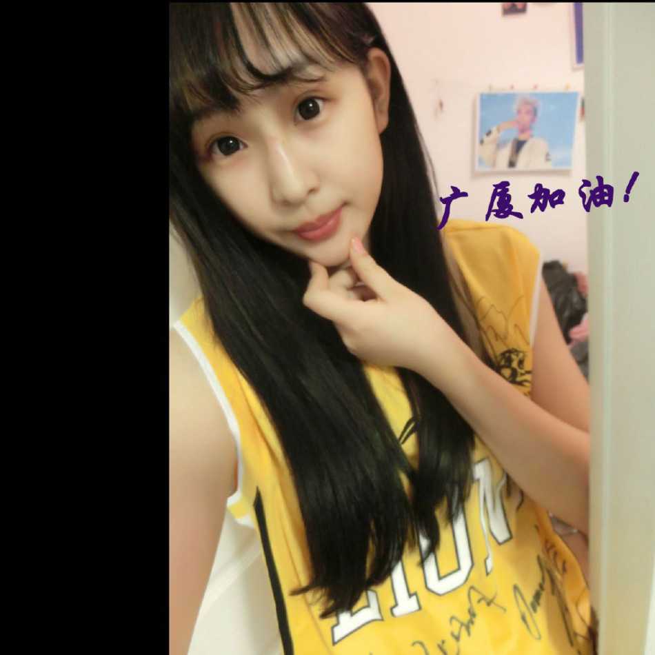 身穿红色外套的新疆女球迷，眼神中透着一股飒爽英气，她坚定地举起支持标语，用‘闹他’的气势为飞虎将士注入无穷力量。