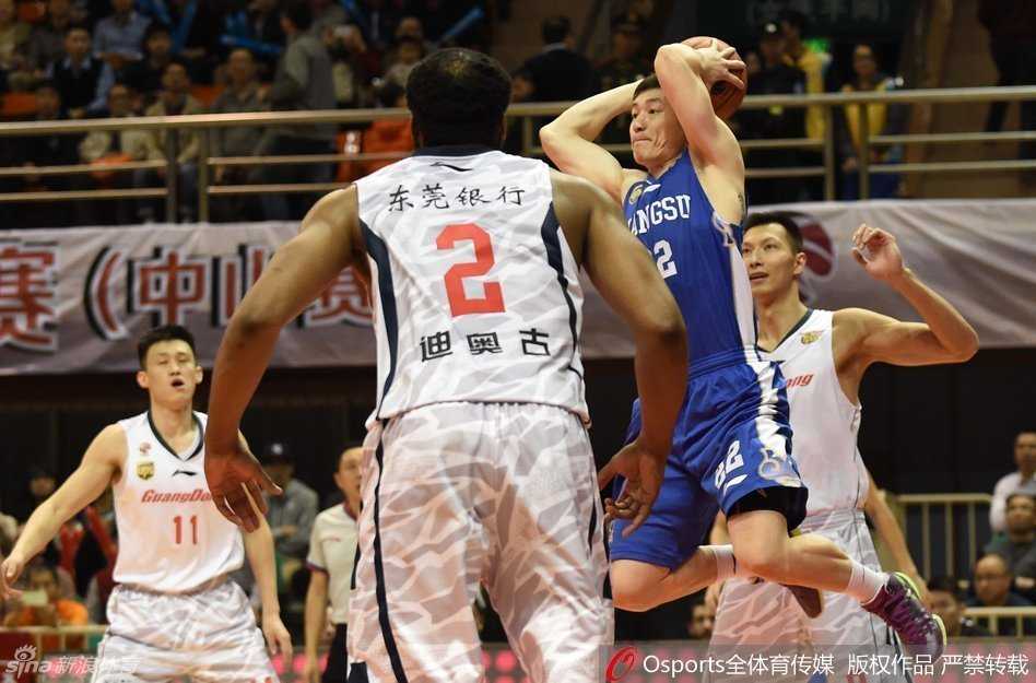 外援迪奥古在江苏队内线高高跃起，以一记势大力沉的单手劈扣终结进攻，展现了其强大的篮下统治力。