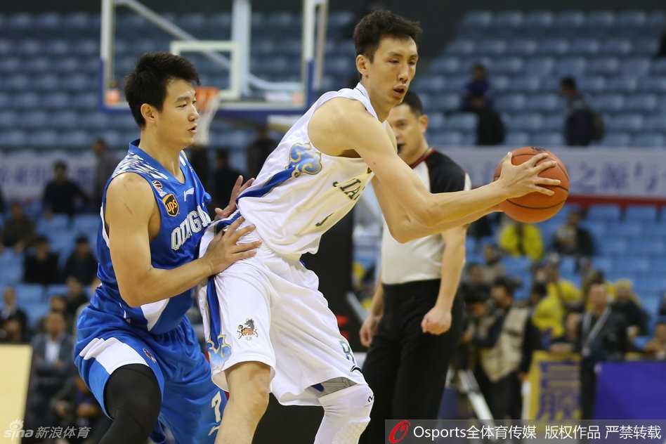 胡雪峰犹如定海神针，稳健出手执行罚篮，眼神中透露出必胜的信念