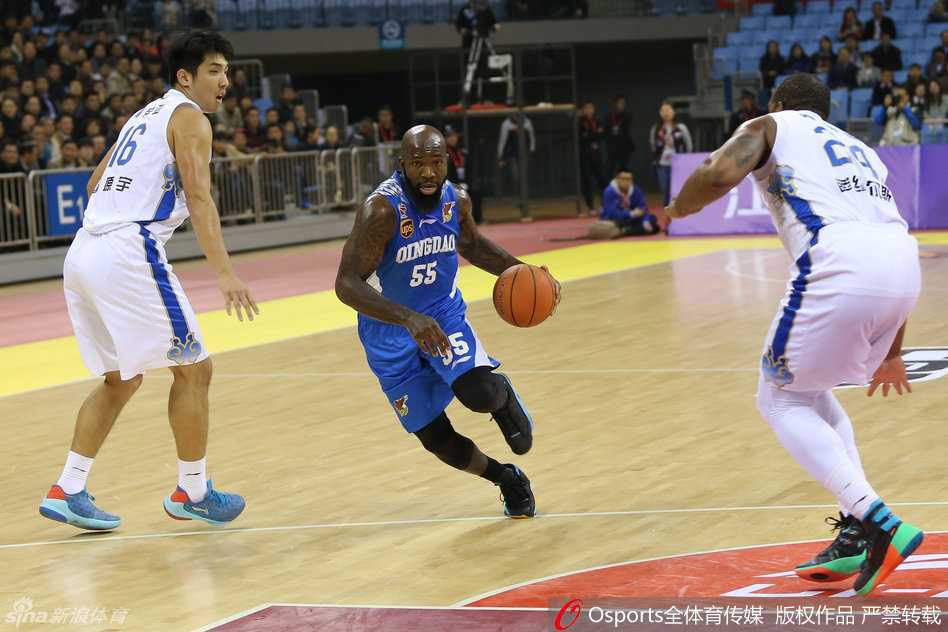 王哲林篮下强打展现梦幻脚步，面对防守悍将毫无惧色，单打技巧炉火纯青