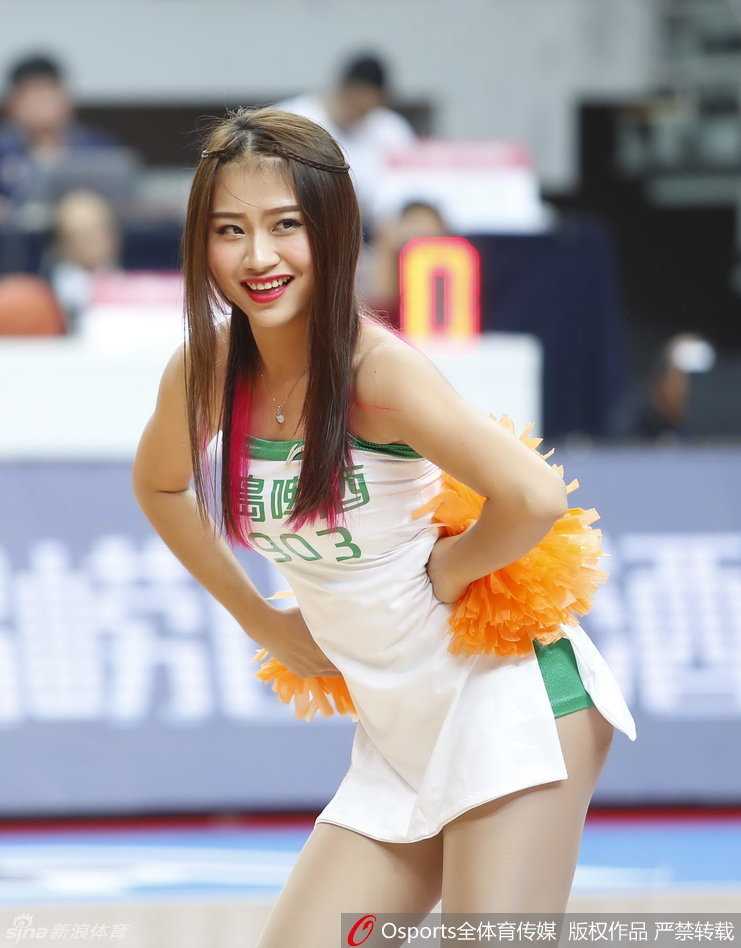 近距离特写下，宝贝的五官显得格外精致。她眼神深邃而专注，轻轻一甩秀发，瞬间定格成一幅充满魅力的画面，展现出东方女性的独特韵味。