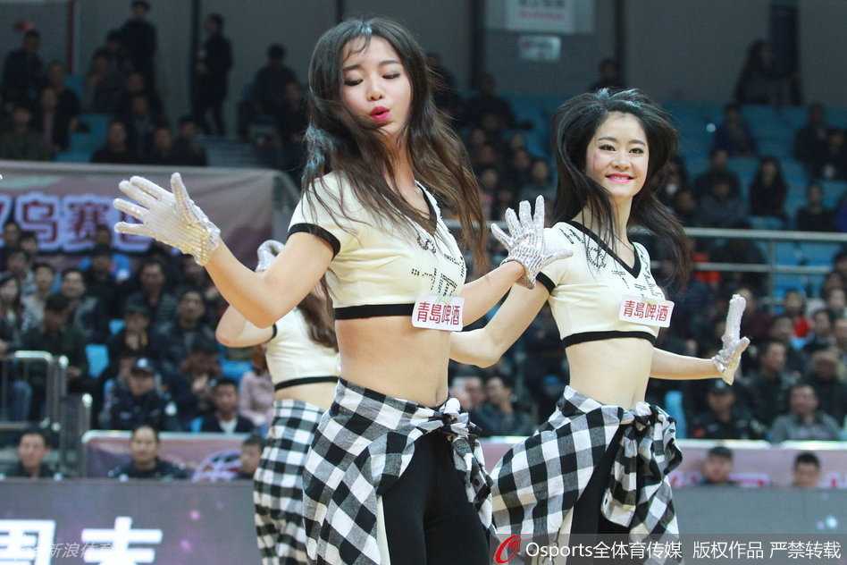 表演中，这位篮球宝贝的笑容极具感染力，她张开双臂，仿佛要拥抱整个赛场，将内心的热情与自信毫无保留地释放出来。