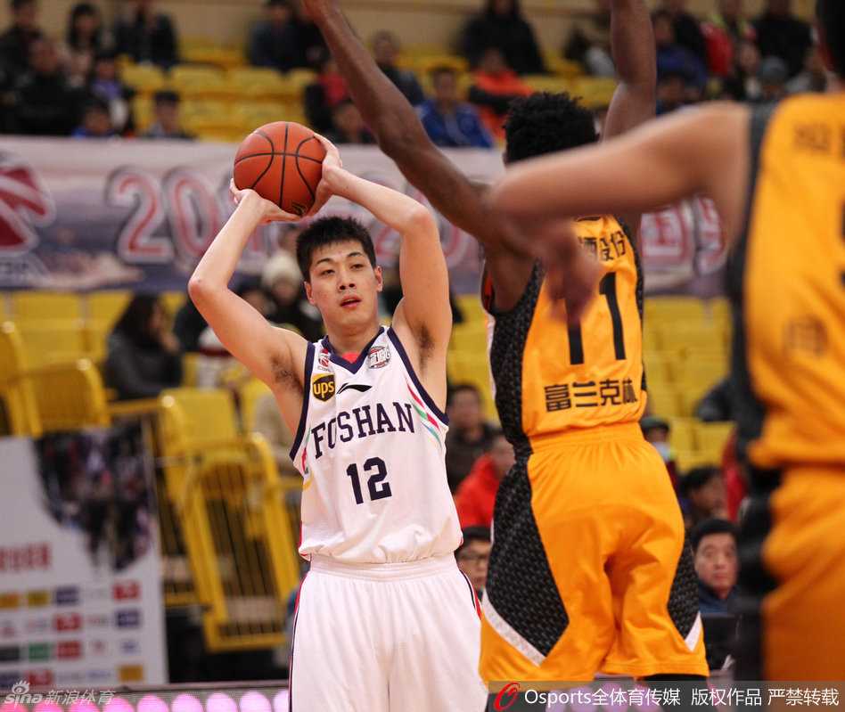 任骏威面对山西防守强硬持球推进，眼神坚定寻找传球路线，作为佛山锋线尖兵他此役贡献了关键的19分。