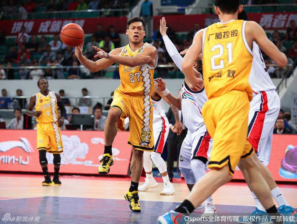 福特森如闪电般突入禁区，用神出鬼没的传球撕裂广州队的防线，眼神中充满了杀机与智慧。
