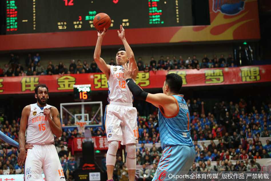 周琦罚球线附近接球，面对空位果断出手，皮球离手后眼神仍紧紧跟随飞行轨迹