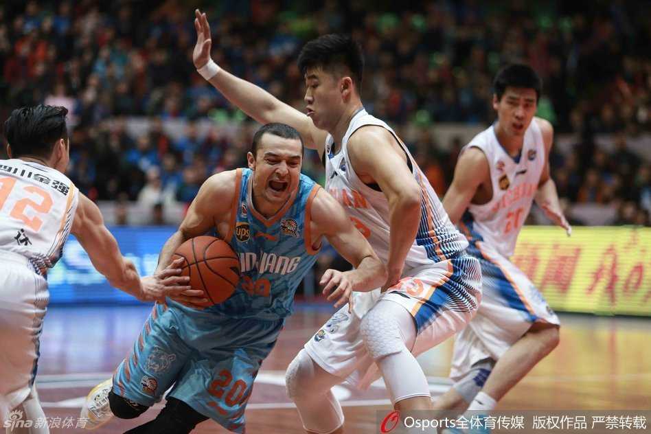 新疆外援布莱切持球强行突破，面对防守人用身体顶开空间，眼神坚毅寻找上篮机会