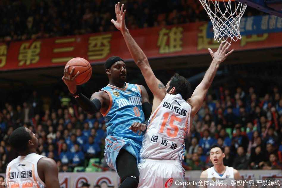 周琦高高跃起在空中接球，双手大力灌筐完成暴扣，防守人只能仰望目送皮球入网