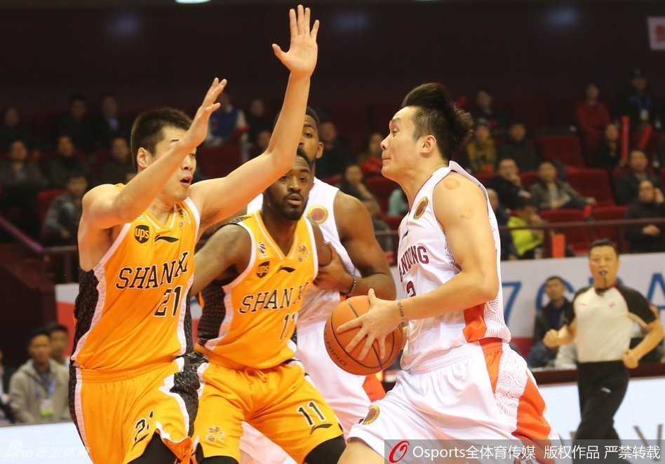 丁彦雨航眼神坚毅持球突破，防守球员重心不稳被他一步过掉