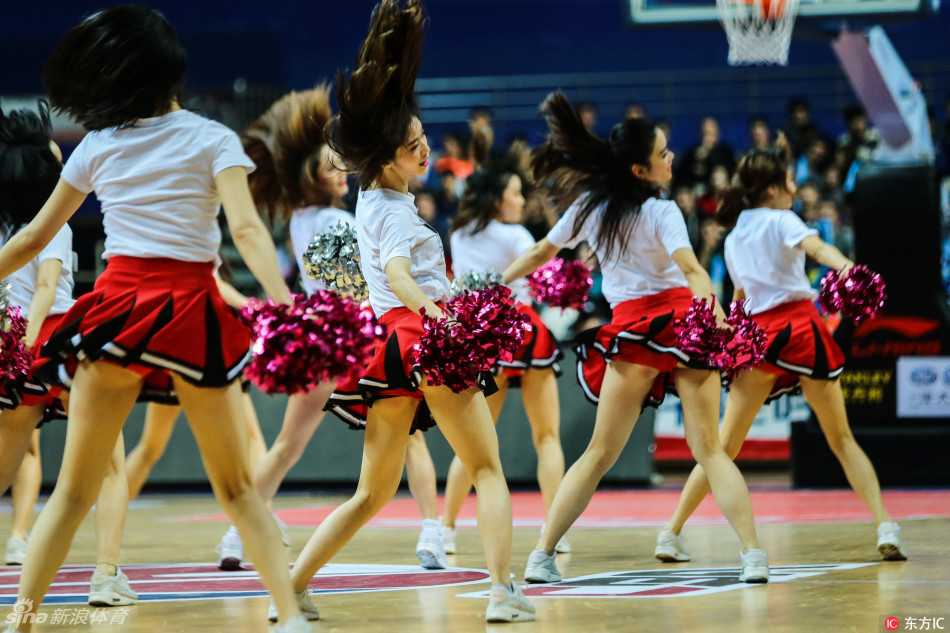 伴随着火热助威的声浪，宝贝们集体热舞，动作整齐划一，长腿在聚光灯下交织成一片迷人的光影，将赛场气氛推向高潮