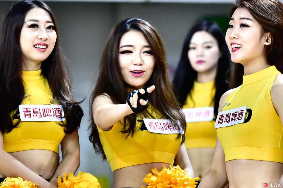 啦啦队宝贝身穿剪裁利落的性感小西装，内搭运动抹胸，动感造型中透出俏皮干练，修长长腿随着音乐节奏轻盈点地，瞬间点燃全场视线