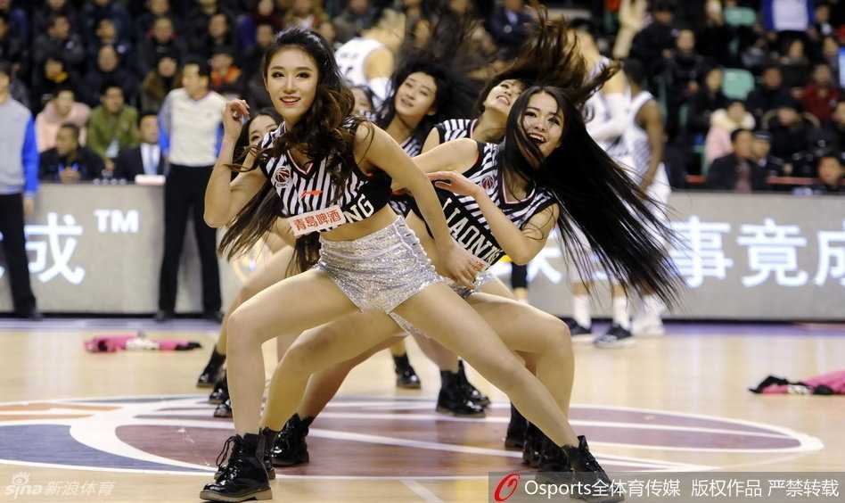 赛场边的视觉焦点，啦啦宝贝身着靓丽短裙自信亮相，动感旋律中她们就是最耀眼的明星。