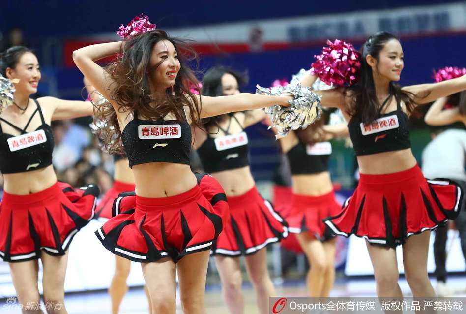 谢幕时，全体啦啦队员站成一排向观众鞠躬致意，她们身穿各色表演服装，脸上洋溢着灿烂的笑容，感谢球迷的支持。