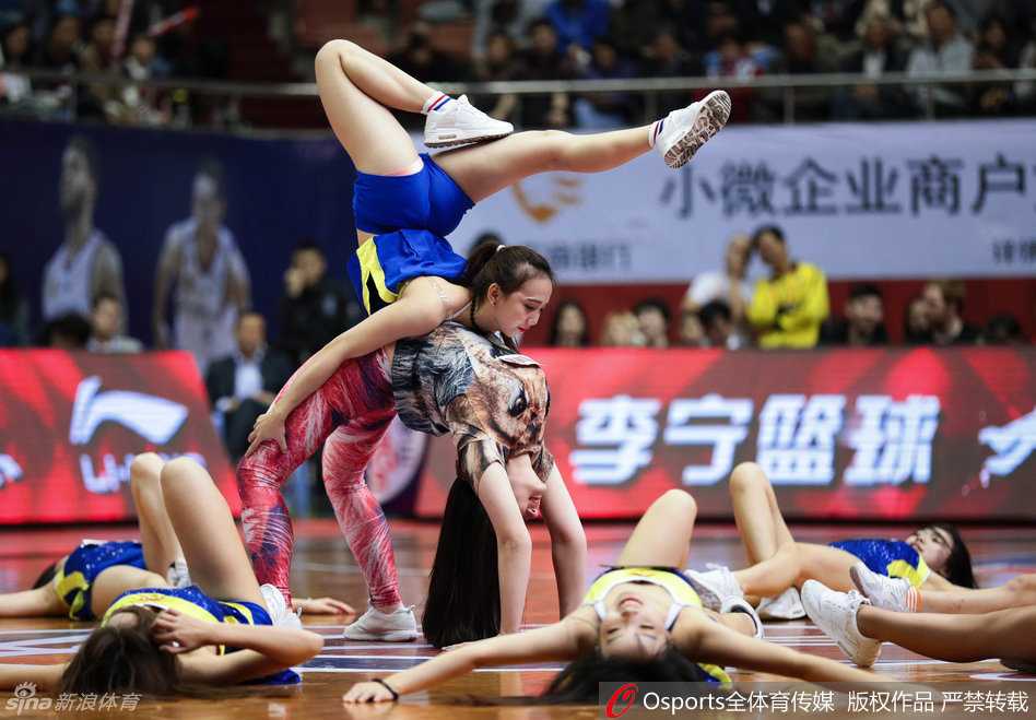 蘑菇小组集体舞展示，动作整齐画风充满活力