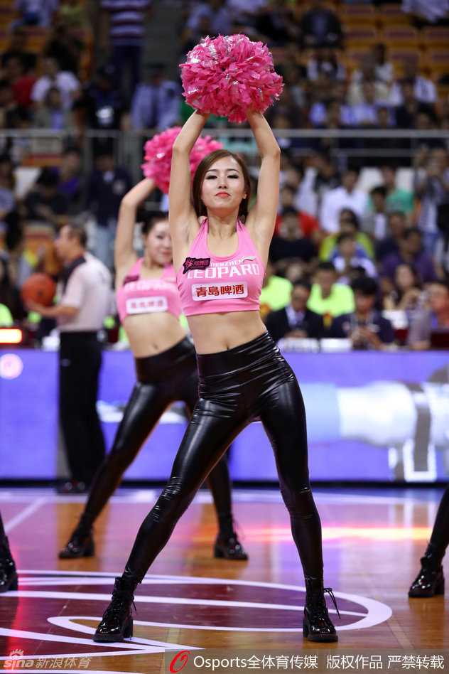 热舞正酣，宝贝们露出灿烂的微笑，性感的皮裤和整齐的舞姿相得益彰，她们正在用热情为CBA赛场添彩。