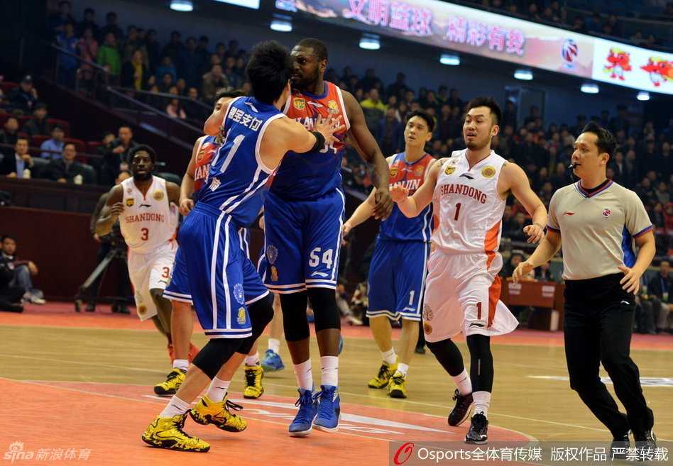 事态平息后，吴轲仍然心有不甘，对着裁判席不停比划，大声理论，而山东队教练组也情绪激动地向技术台提出抗议