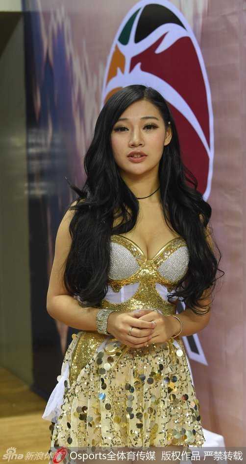 工作结束后，美女DJ怀抱吉祥物公仔露出甜美笑容，此刻的她褪去了舞台上的霸气，展现出邻家女孩般的亲和力。