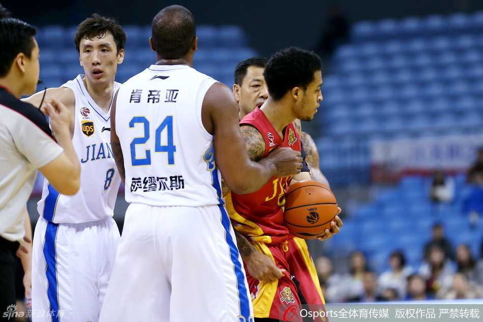 冲突发生后,当值主裁判第一时间跑到场边的技术台前,神情严肃地仔细反复观看比赛录像回放,不放过任何一个细节,力求做出最公正的判罚。