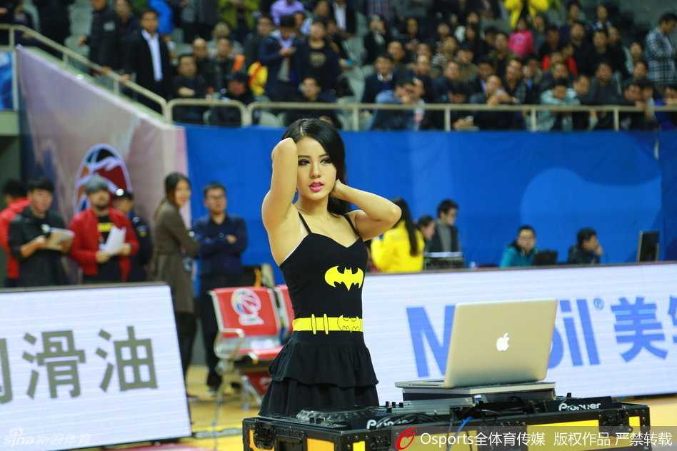 在五台山体育馆璀璨的灯光下，江苏肯帝亚的美女DJ全神贯注地操控着打碟机，她将成为引爆全场的音乐魔法师。