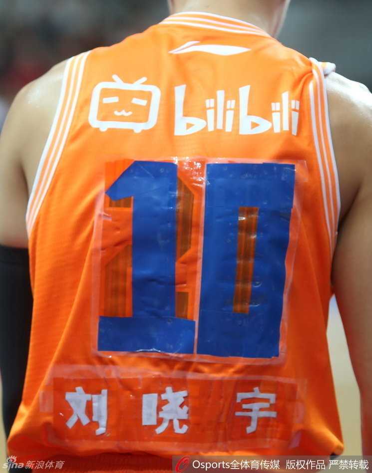 王哲林在张兆旭头顶完成势大力沉的双手暴扣，他紧紧抓住篮筐，宣示着自己在内线的统治力。