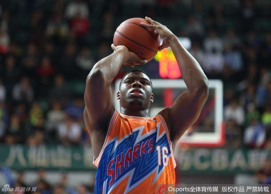 曾文鼎在高位持球观察队友跑位，他准备将球传给反跑切入的刘晓宇，展现了他作为策应型中轴的视野。