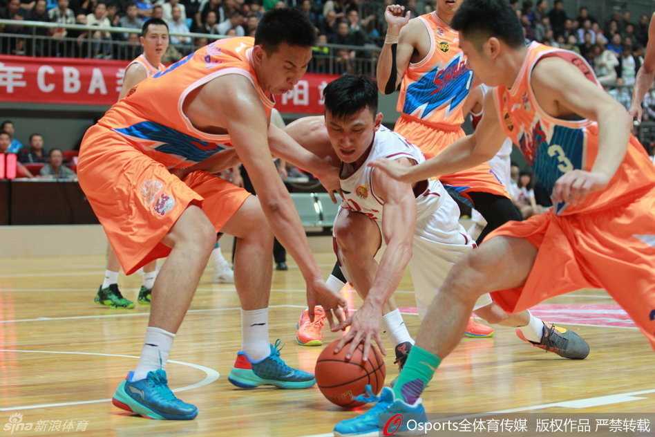 张永鹏犹如神兵天降，在空中完全舒展身体，用一记惊天动地的钉板大帽，将沃伦的上篮企图狠狠地扇飞出场外。