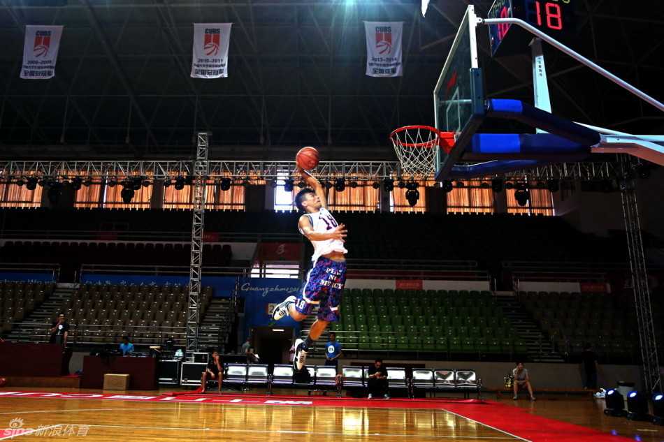 广东工大球员热身时展现惊人滞空，仿佛摆脱地心引力，完成一记势大力沉的单手劈扣